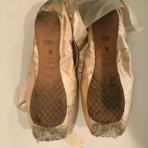 BLOCH pointe shoes